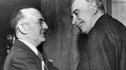 John Maynard Keynes (z prawej) i Harry Dexter White na konferencji w Bretton Woods. Fot. Wikimedia Commons