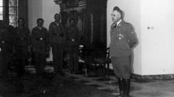 SS-Obergruppenfuhrer Wilhelm Koppe przemawia do członków niem. służby pracy na Zamku Królewskim w Krakowie. Fot. NAC