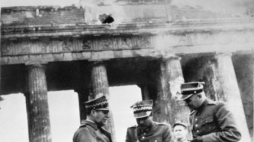 Gen. M. Spychalski i marszałek Michał Rola-Żymierski przed Bramą Brandenburską w zdobytym Berlinie. 05.1945 r. 