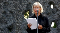 Burmistrz Westerlandu Petra Reiber przed pomnikiem poświęconym zamordowanym mieszkańcom Woli. Fot. PAP/T. Gzell