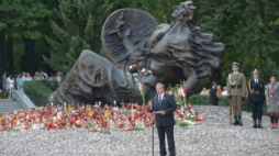 Prezydent Bronisław Komorowski przed pomnikiem "Polegli Niepokonani" na wolskim cmentarzu. Fot. PAP/R. Pietruszka
