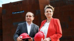 Dyrektor ECS Basil Kerski i minister kultury Małgorzata Omilanowska przed nową siedzibą ECS. Fot. PAP/P. Pędziszewski