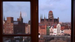 Widok na Wyspę Spichrzów oraz panorama miasta Gdańska. Fot. PAP/R. Jocher