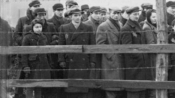 Ludność żydowska w łódzkim getcie. 1941 r. Fot. Wikimedia Commons ze zbiorów Bundesarchiv.