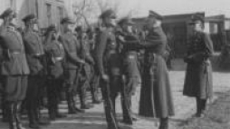 Nadkom. Hałgas dekoruje brązowym Krzyżem Zasługi podoficerów Straży Granicznej. Inspektorat w Lesznie 1934 r. Fot. NAC