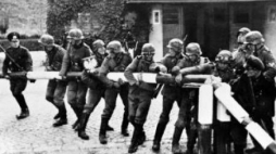 Łamanie szlabanu granicznego przez żołnierzy niemieckiej armii. Sopot 1 września 1939 r. Fot. PAP/Reprodukcja