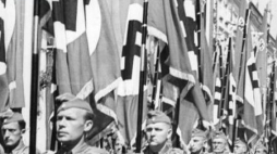 Defilada z okazji "Dnia NSDAP" na pl. Hitlera (obecnie Rynek Główny) w okupowanym Krakowie. Sierpień 1941 r. Fot. NAC