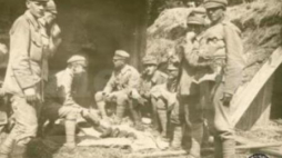 Legionista Burski-Goldenberg z I Brygady Legionów Polskich wydaje przydział chleba. Babin. 24.07.1915. Fot. CAW