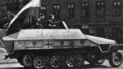 Zdobyty przez powstańców transporter opancerzony, zwany później „Szarym Wilkiem”. Warszawa, 14.08.1944 r. Fot. PAP/CAF