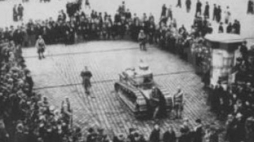Czołg francuski na rynku w Katowicach w dniu głosowania plebiscytowego. 20 marca 1921 r. Fot. CAW