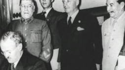 Podpisanie paktu Ribbentrop-Mołotow. Moskwa, 23 sierpnia 1939 r. Fot. NAC