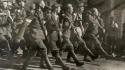 Żołnierze Brygady Świętokrzyskiej podczas parady (1945). Fot. IPN
