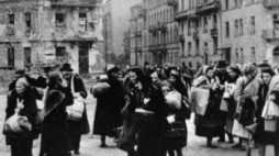 Ludność cywilna opuszcza gruzy Warszawy po ustaniu walk powstańczych. Październik 1944 r. Fot. PAP/CAF