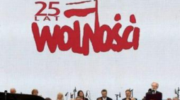 Andrzej Seweryn odczytuje Warszawską Deklarację Wolności podczas uroczystości 25-lecia Wolności. Fot. PAP/T. Gzell