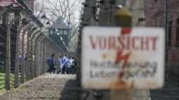 Uczestnicy Marszu Żywych idą tzw. Drogą Śmierci z KL Auschwitz I do KL Auschwitz II-Birkenau. Fot. PAP/S. Rozpędzik