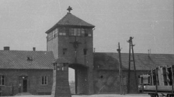 Obóz koncentracyjny Auschwitz - Birkenau. Nz. brama główna i wartownia. Fot. PAP/CAF