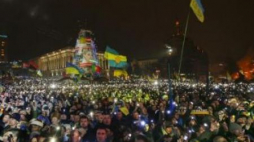 Protestujący w centrum Kijowa świętują Nowy Rok 2014. Fot. PAP/EPA