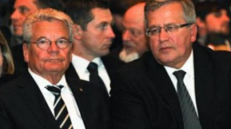 Prezydenci RFN Joachim Gauck i RP Bronisław Komorowski uczestniczą w pokazie spektaklu „Wybuch”. Fot. PAP/P.Pędziszewski