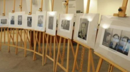 Zdjęcia kolejnych zidentyfikowanych żołnierzy - ofiar terroru komunistycznego. Sierpień 2013 r. Fot. PAP/G. Jakubowski