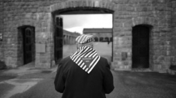 Ocalały więzień w byłym nazistowskim obozie koncentracyjnym Mauthausen. 14.07.2011. Fot. PAP/J. Turczyk  