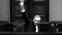 Tadeusz Mazowiecki po tym, jak Sejm udzielił wotum zaufania jego rządowi. 12 września 1989 r. Fot. PAP/G. Rogiński