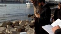 Rabin prowadzi modlitwę na brzegu Dunaju w Budapeszcie w ramach obchodów Rosz Haszana. Fot. PAP/EPA