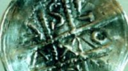 Jedna ze średniowiecznych monet odnalezionych w Głogowie. oneta PAP/CAF/A. Hawałej