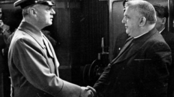 Minister III Rzeszy Joachim von Ribbentrop wita prezydenta Słowacji Jozefa Tiso. Salzburg. 1940.07. Fot. NAC