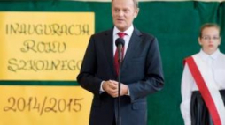 Donald Tusk na inauguracji roku szkolnego w Ostrowcu Świętokrzyskim. Fot. PAP/G. Michałowski