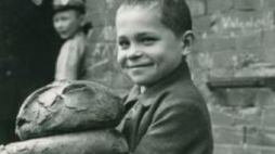 8-letni Wincenty Rakowski, któremu Niemcy zabili rodziców. Warszawa, 1946. Fot. John Vachon