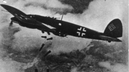 Samolot niemieckiej Luftwaffe - Heinkel He 111 - bombardujący we wrześniu 1939 r. Warszawę. Fot. PAP/Reprodukcja