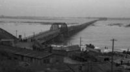 Częściowo zerwany przez napierającą krę najdłuższy w Europie drewniany most w Wyszogrodzie. Marzec 1947 r Fot. PAP/CAF