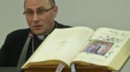 Prymas Polski abp Wojciech Polak, podczas prezentacji Biblii Jubileuszowej. Fot. PAP/R. Guz