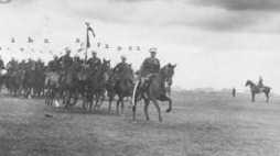 Uroczystości w rocznicę Bitwy Warszawskiej w 1924 r. Źródło: NAC