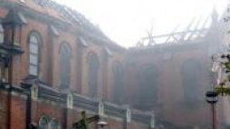 Dogaszanie pożaru zabytkowej katedry pw. Wniebowzięcia Najświętszej Maryi Panny w Sosnowcu. Fot. PAP/A. Grygiel
