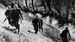 Polscy żołnierze idą do ataku. Kock, 02.10.1939 r. Fot. PAP/CAF/Reprodukcja