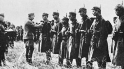Dekoracja legionistów odznaką „Za wierną służbę”. Pozycje nad rzeką Stochód na Wołyniu, 1916 r. Fot. PAP/CAF/Reprodukcja
