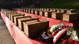 Uroczyste złożenie w mogile szczątków 66 osób, rozstrzelanych przez hitlerowców w Krakowie. Fot. PAP/J. Bednarczyk