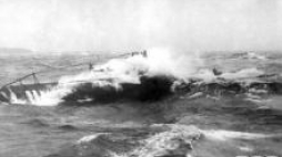 Niemiecki okręt podwodny podczas sztormu. Źródło: NAC
