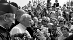 Powitanie papieża Jana Pawła II na lotnisku Okęcie. I pielgrzymka do Polski. 2 czerwiec 1979 r. Fot. PAP/J. Morek