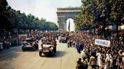 Mieszkańcy Paryża witają wkraczające oddziały alianckie. 22 sierpnia 1944 r.