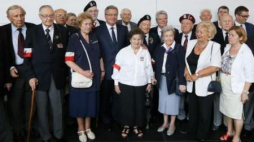 Prezydenci RP i RP z powstańcami na otwarciu wystawy „Powstanie Warszawskie 1944” w Berlinie. Fot. PAP/P. Supernak
