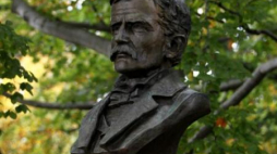 Popiersie Tytusa Chałubińskiego na pomniku w Zakopanem. Fot. PAP/G. Momot