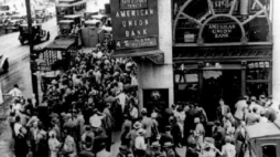 Wielki Kryzys - tłum przed  American Union Bank w Nowym Jiorku. 1931. Źródło: Wikimedia Commons