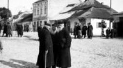  Żydowscy kupcy podczas rozmowy na rynku w Słomnikach. 1918-1933. Fot. NAC