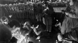 Czescy i słowaccy studenci palą świece przed korgdonem milicji. Praga, 17 listopada 1989 r. Fot. PAP/CT