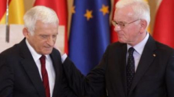 Byli przewodniczący Parlamentu Europejskiego: Jerzy Buzek i Hans-Gert Poettering. Fot. PAP/B. Zborowski