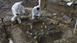 Prace ekshumacyjne na terenie Aresztu Śledczego w Białymstoku. Maj 2014 r. Fot. PAP/A. Reszko