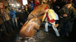 Protestujący niszczą obalony pomnik Lenina w Kijowie. Fot. PAP/EPA