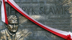 Tablica w Katowicach upamiętniająca H. Sławika. Fot. PAP/A. Grygiel